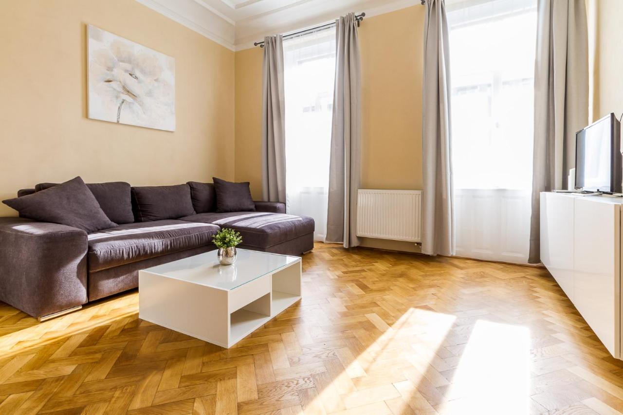 2bds In Ujezd - P14 Apartment Prague
